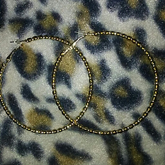 Goldtone 2.5" twisted hoop earrings - Picture 3 of 8